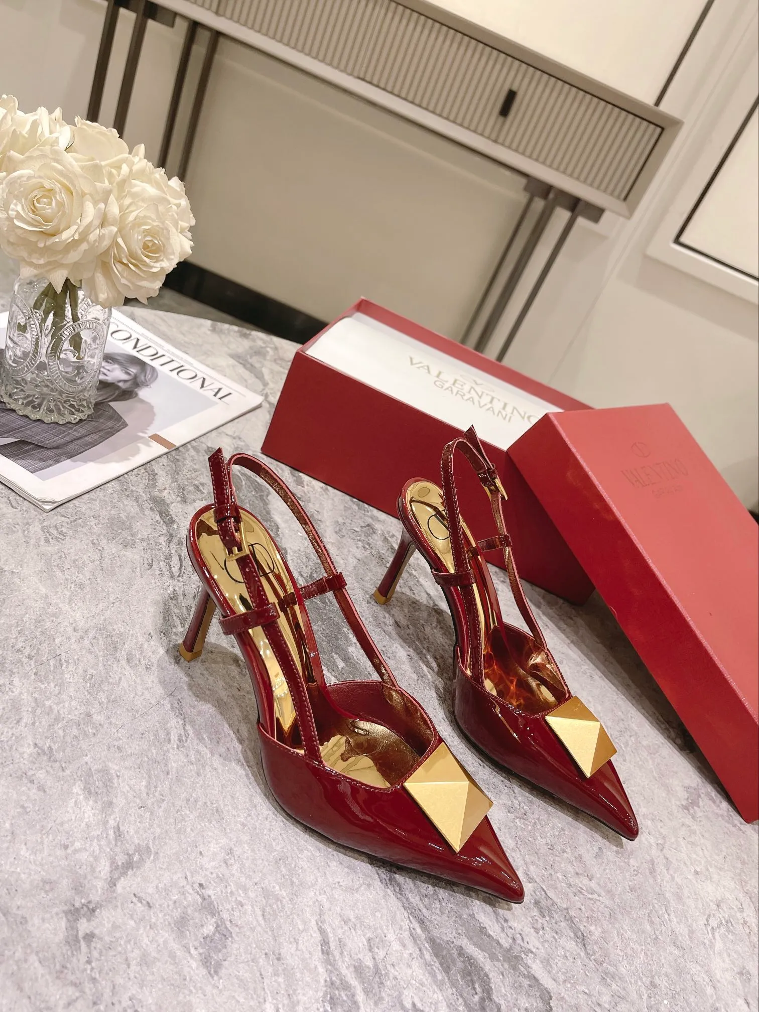👟👟Ex-factory price 400👟👟 Genuine leather sole +40 Valentino Valentino spring and summer new rivet shoes are new☑️ —————————————— The latest golden big rivet element is full of high-end sense! Extremely fashionable Heel height: 9.5cm Upper: Matt sheepskin Lining: Sheepskin lining Outsole: Italian genuine leather outsole, rubber sole optional Color: Two styles and 8 colors available Code number: 34-41 (34 and 42 customized are not returnable)